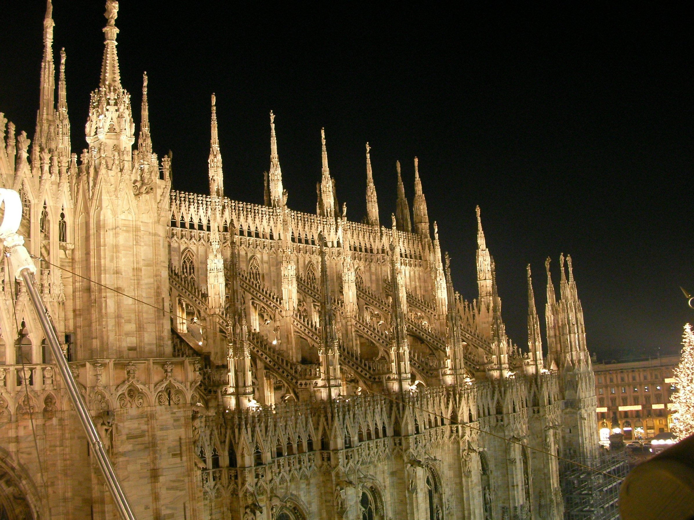 Duomo_Milano_guglie_di_notte LA CITTA’ DI MILANO e l’arte 27 aprile 2017