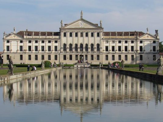 Una bellissima foto che simboleggia la bellezza e l'imponenza delle Ville Venete