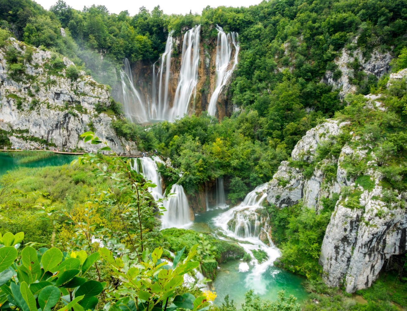 un paesaggio affascinante tra acque, cascate e il verde della natura