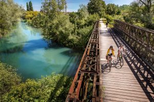 cicloturisti sul ponte bailey sul fiume sile604 300x200 - Pedalata lungo la Ciclabile Treviso Ostiglia