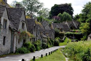 Villaggio Cotswolds 300x200 - Tour nelle Cotswolds: i borghi più belli dell’Inghilterra - 27 novembre / 1 dicembre 2025